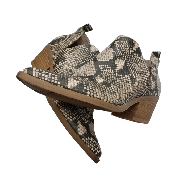 Universal Thread | Cream Gray Snake Vegan Pointed Toe Ankle Booties Women's 7.5 - Picture 6 of 13